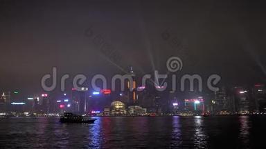 船在香港维多利亚湾的灯光交响乐团演出